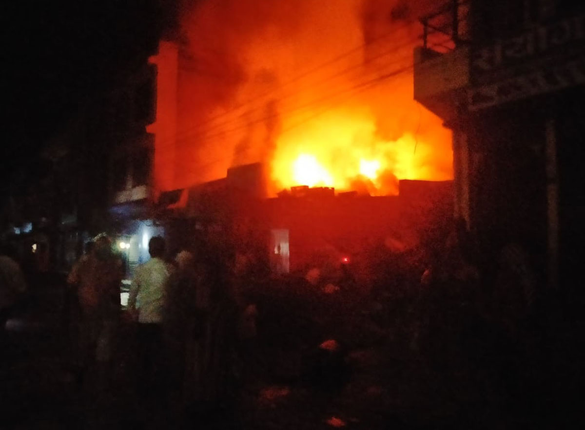 बेनीमा आगलागी : दुई पसलमा क्षति